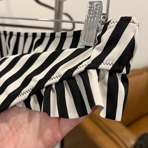 🔲 Striped Bikini Bottoms with Hip Ruffle - Picture 4 of 8